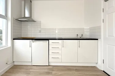 Flat Beadnell Road in Greater London