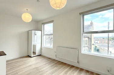 Flat Beadnell Road in Greater London