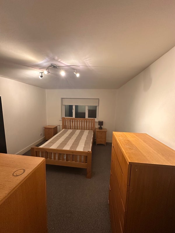 Room Willoughby Park Road in Greater London