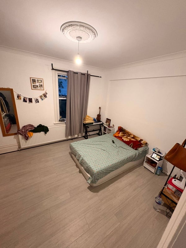 Room Warwick Road in Greater London