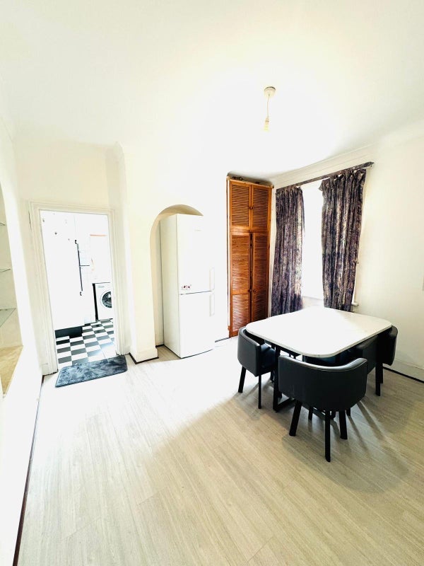 Room Warwick Road in Greater London