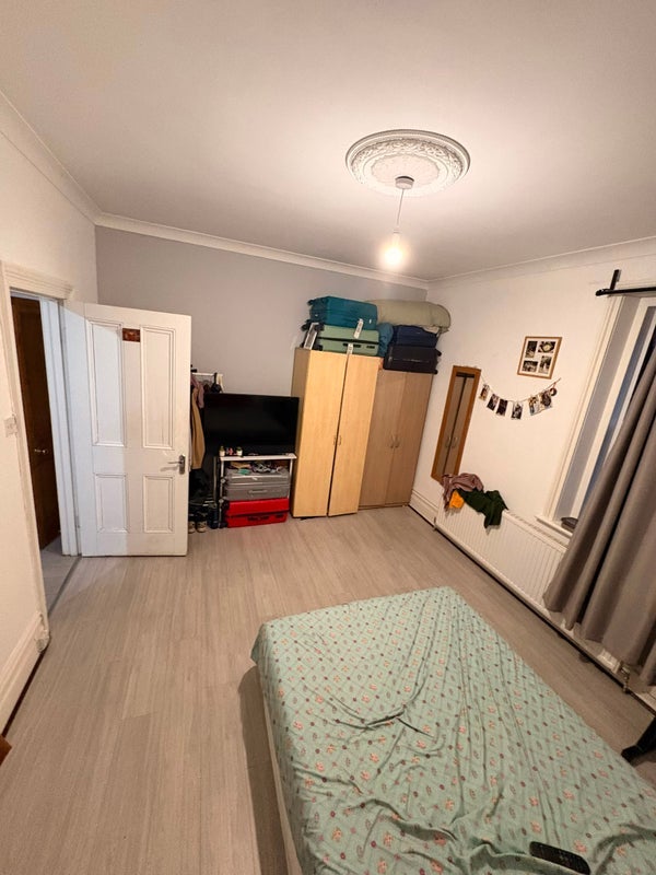Room Warwick Road in Greater London