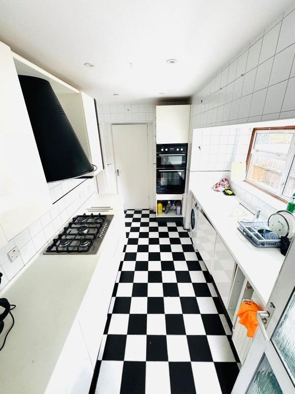 Room Warwick Road in Greater London