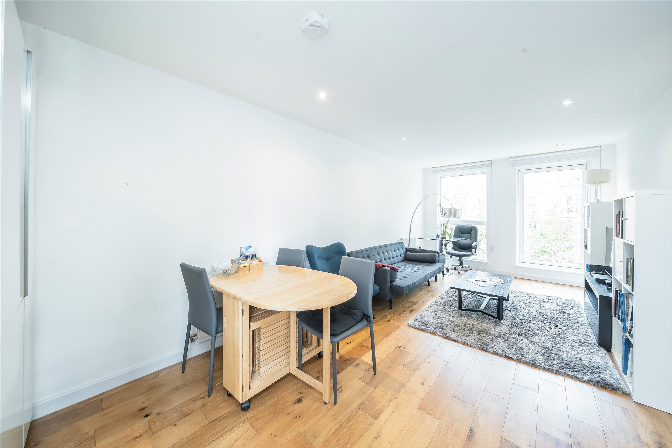 Flat Plender Street in Greater London