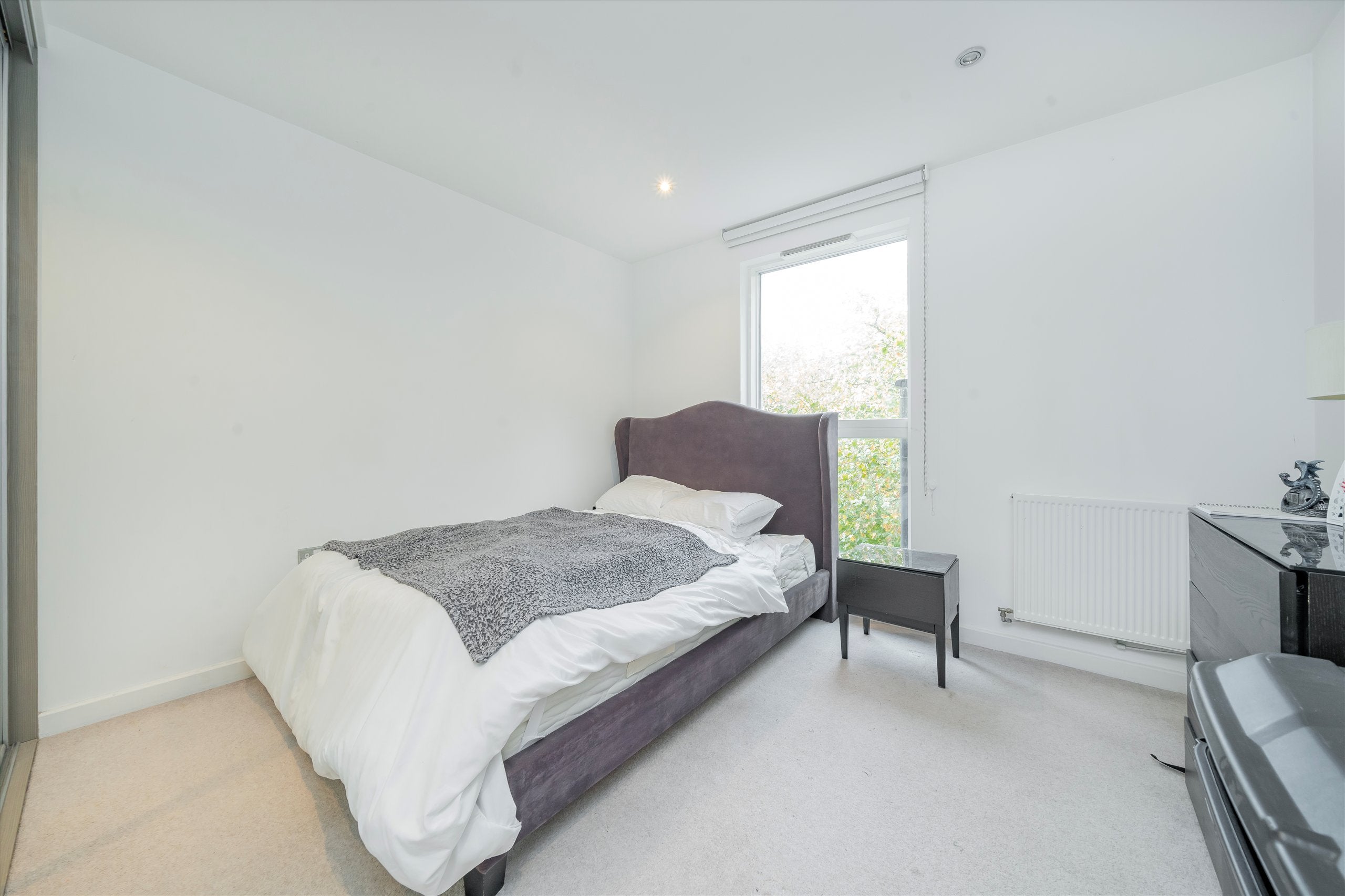 Flat Plender Street in Greater London
