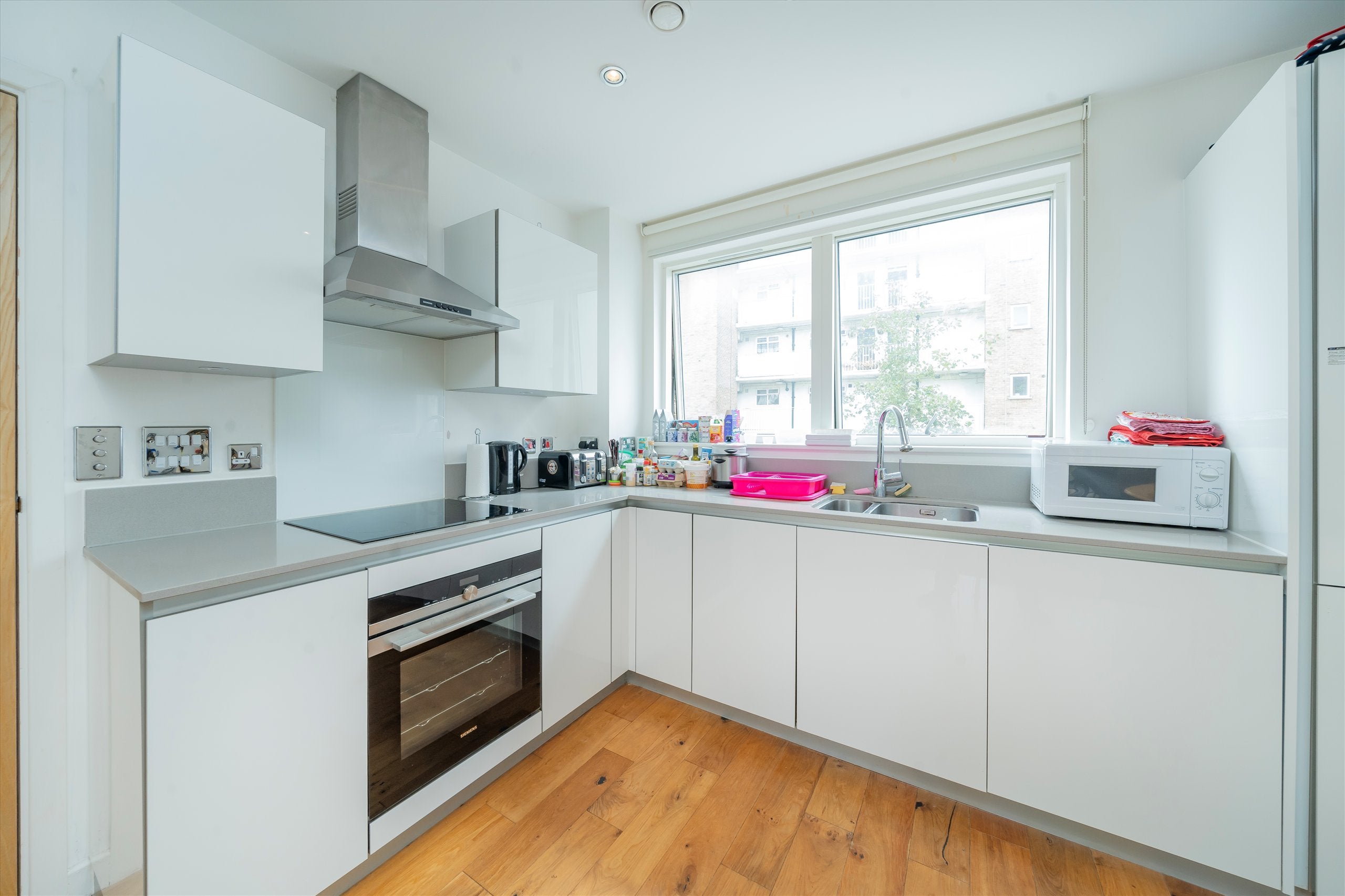 Flat Plender Street in Greater London