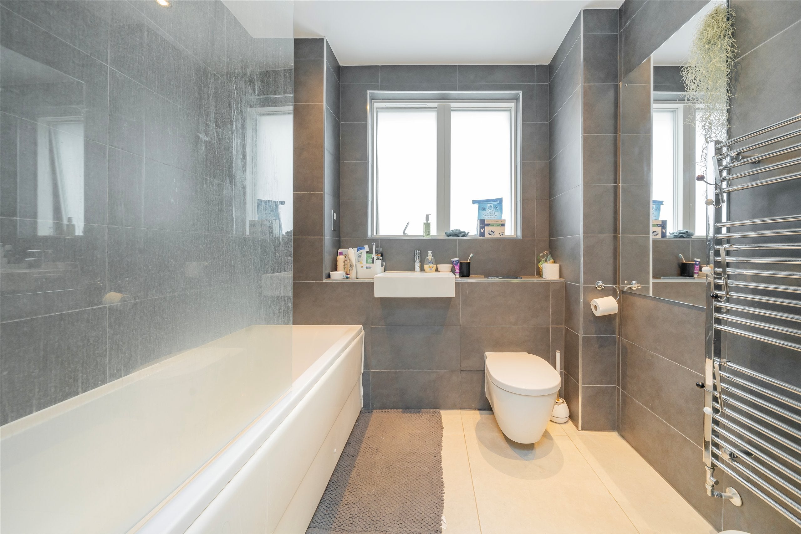 Flat Plender Street in Greater London