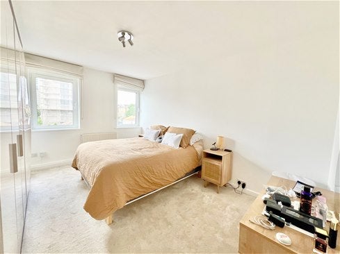 Flat Primrose Hill Road in Greater London