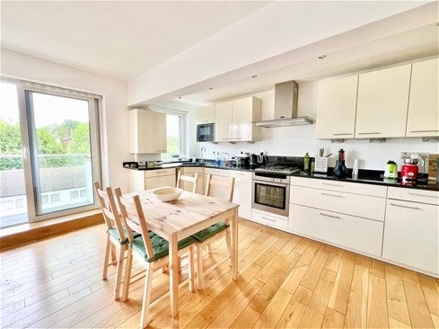 Flat Primrose Hill Road in Greater London