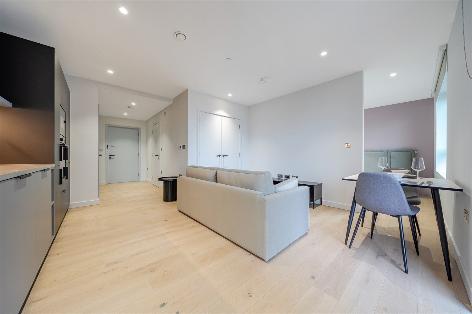 Flat Chandlers Avenue in Greater London