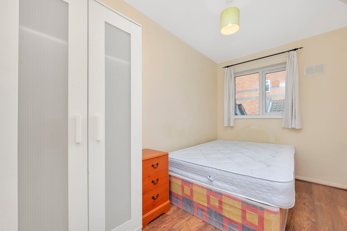 Flat Ambassador Square in Greater London
