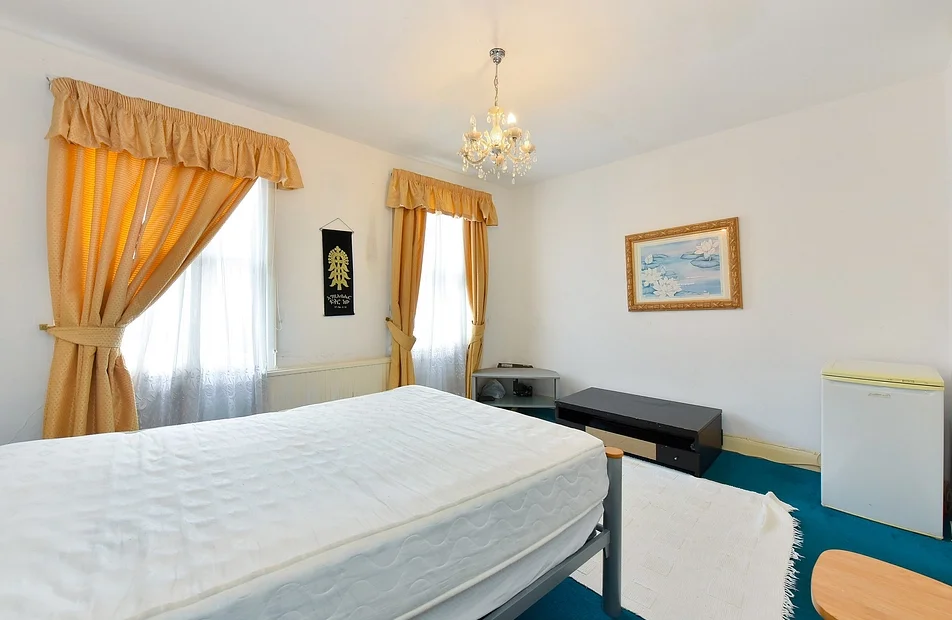 Room Kinnoul Road in Greater London