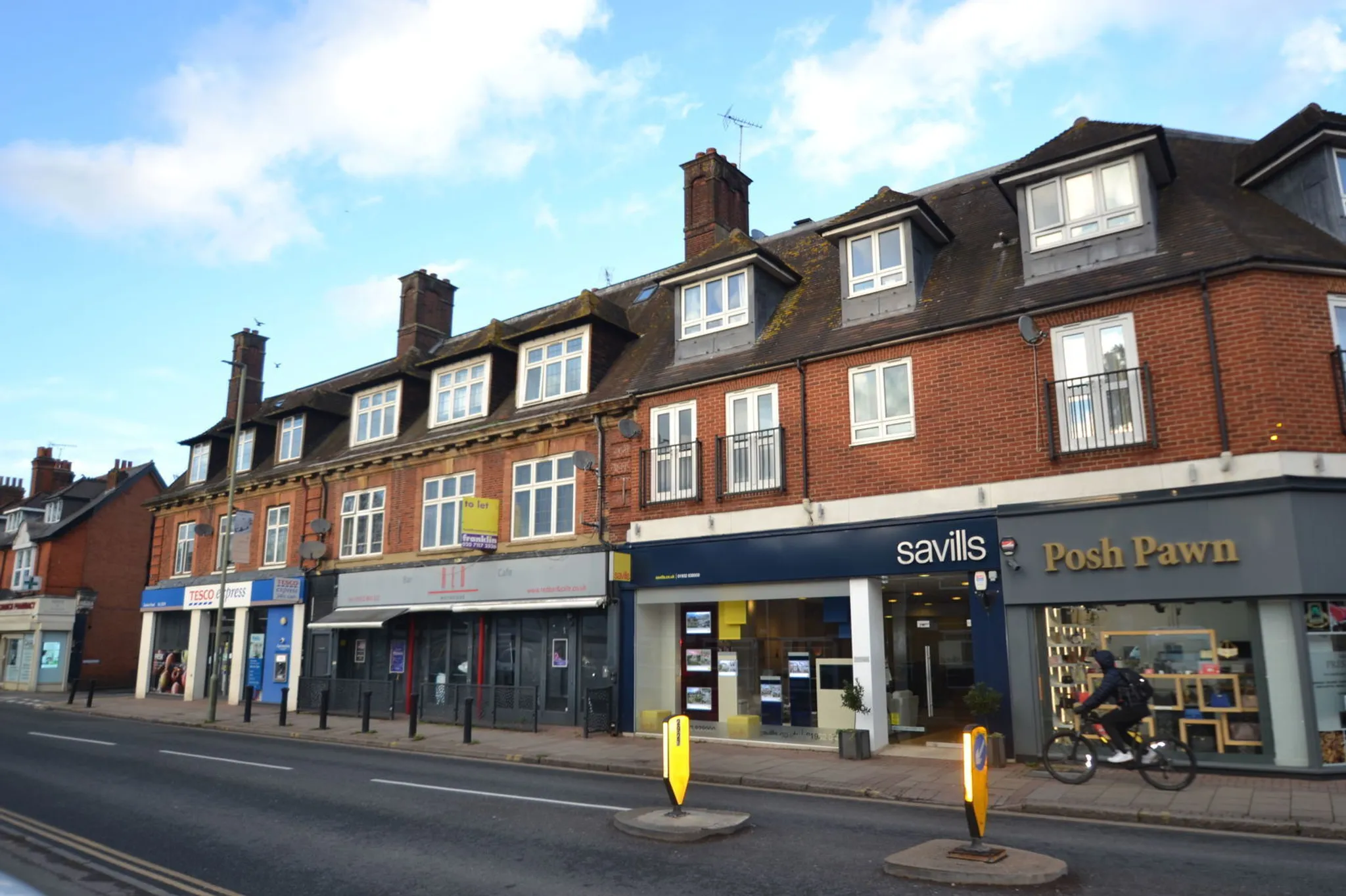 Flat Queens Road in Elmbridge