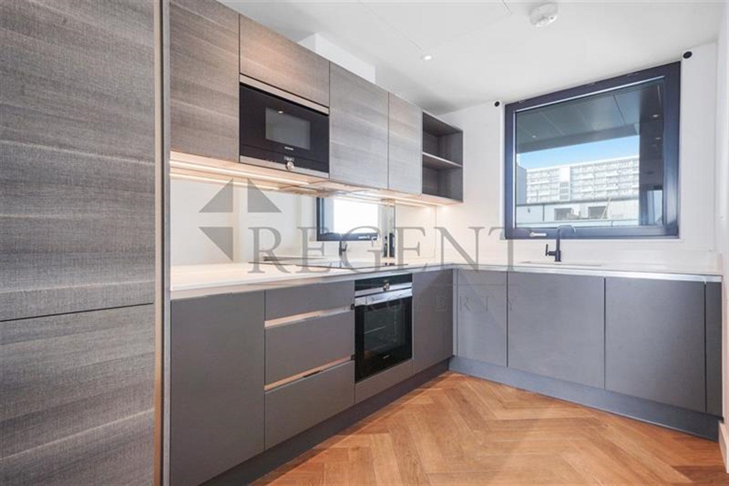 Flat Hackney Road in Greater London