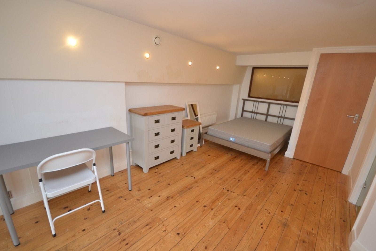Room Lincoln Street in Nottingham