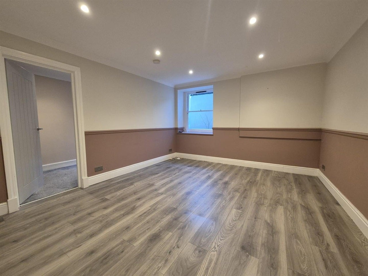 Flat Vicarage Park in Greater London