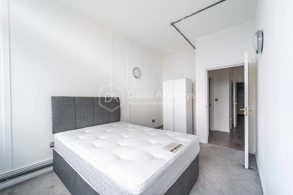 Flat Kingsland Road in Greater London