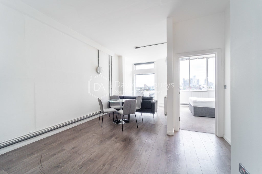 Flat Kingsland Road in Greater London