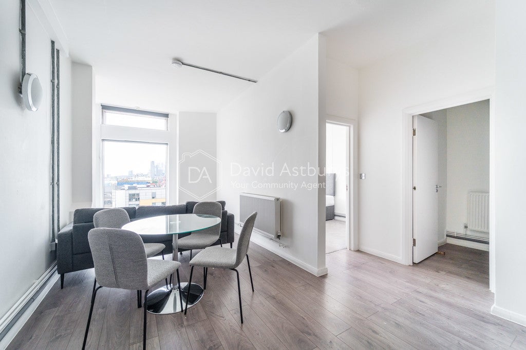 Flat Kingsland Road in Greater London