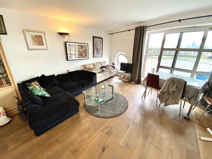 Flat Westferry Road in Greater London