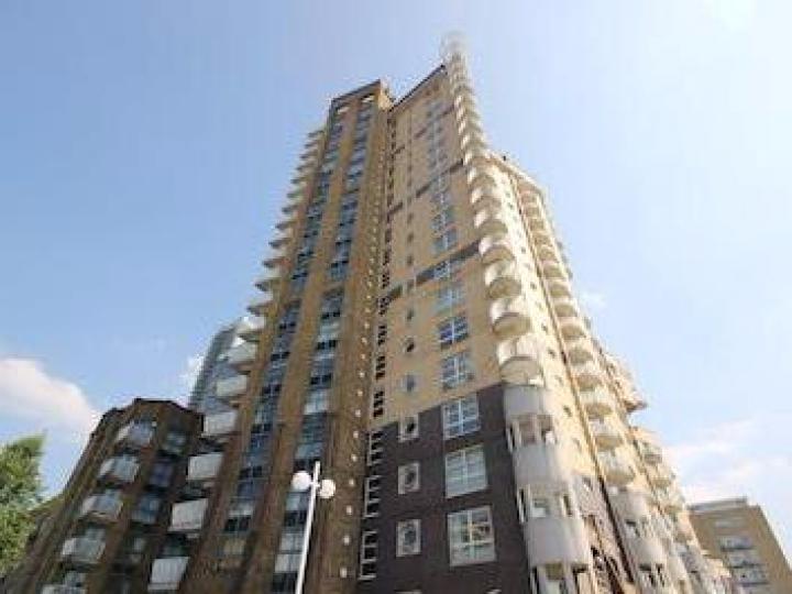 Flat Westferry Road in Greater London