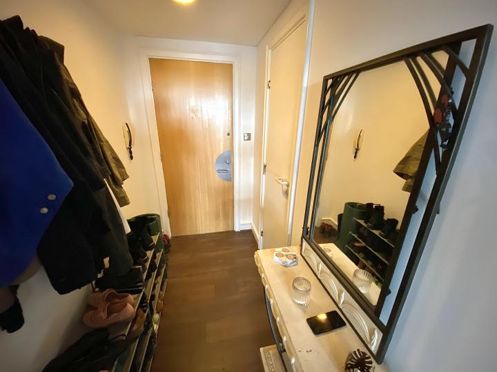 Flat Westferry Road in Greater London
