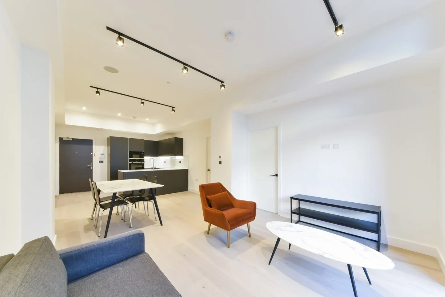 Flat Tannery Square in Greater London