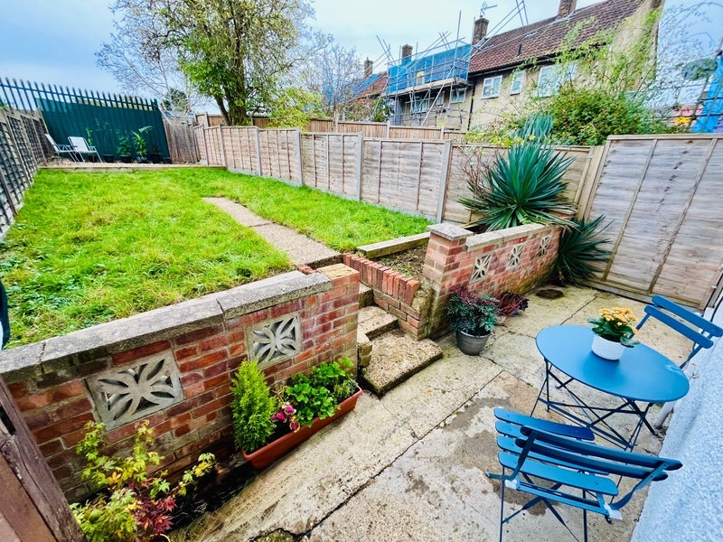 Room Hargood Road in Greater London