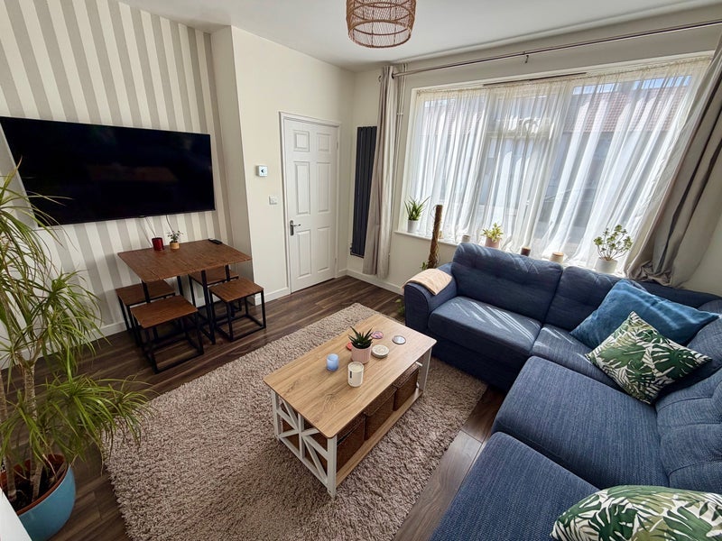 Room Hargood Road in Greater London