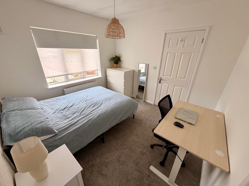 Room Hargood Road in Greater London