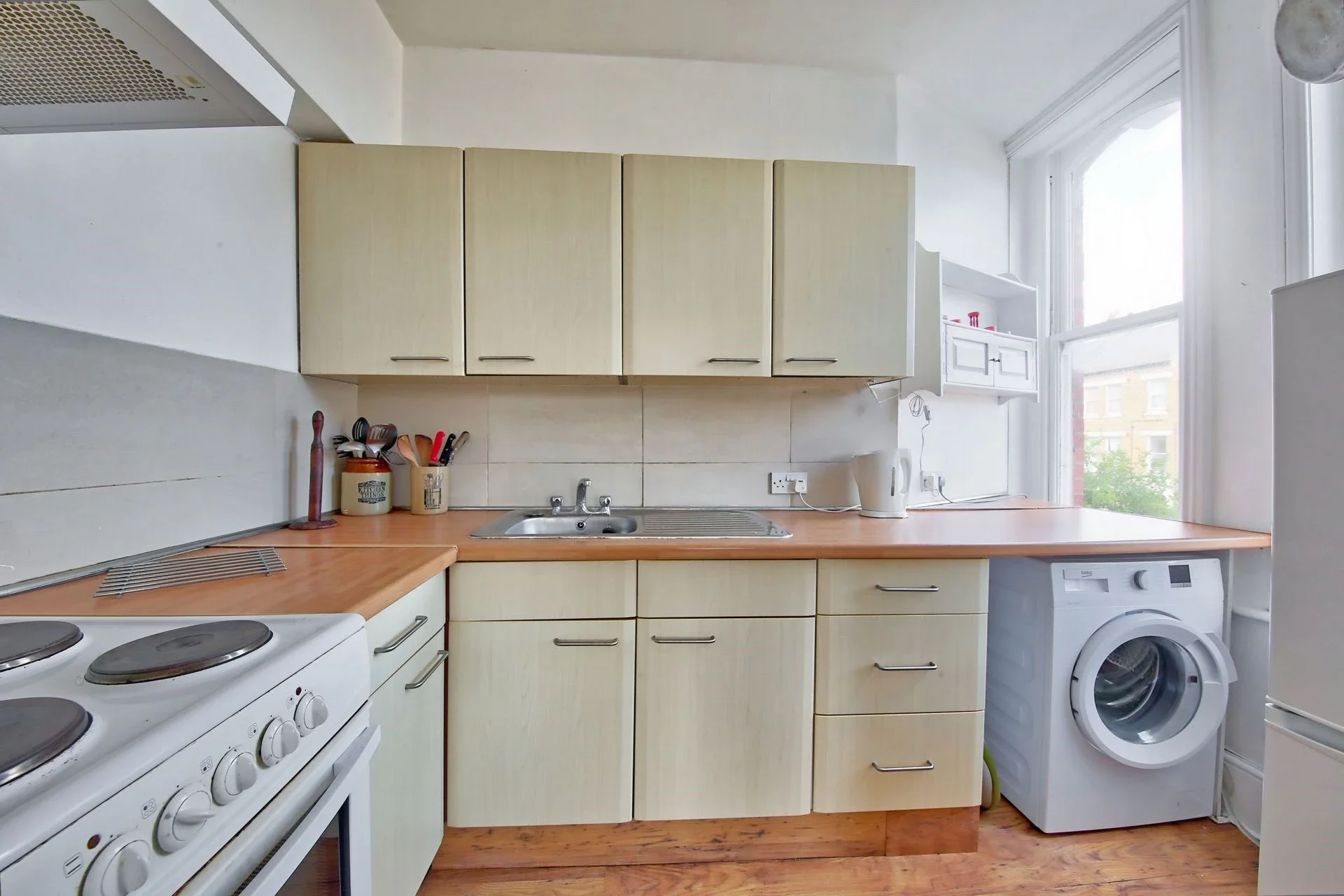Flat Hendham Road in Greater London
