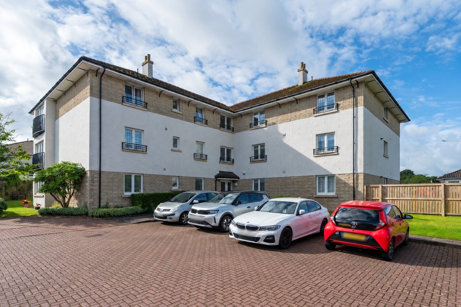 Flat Abbotsford Gardens in Newton Mearns