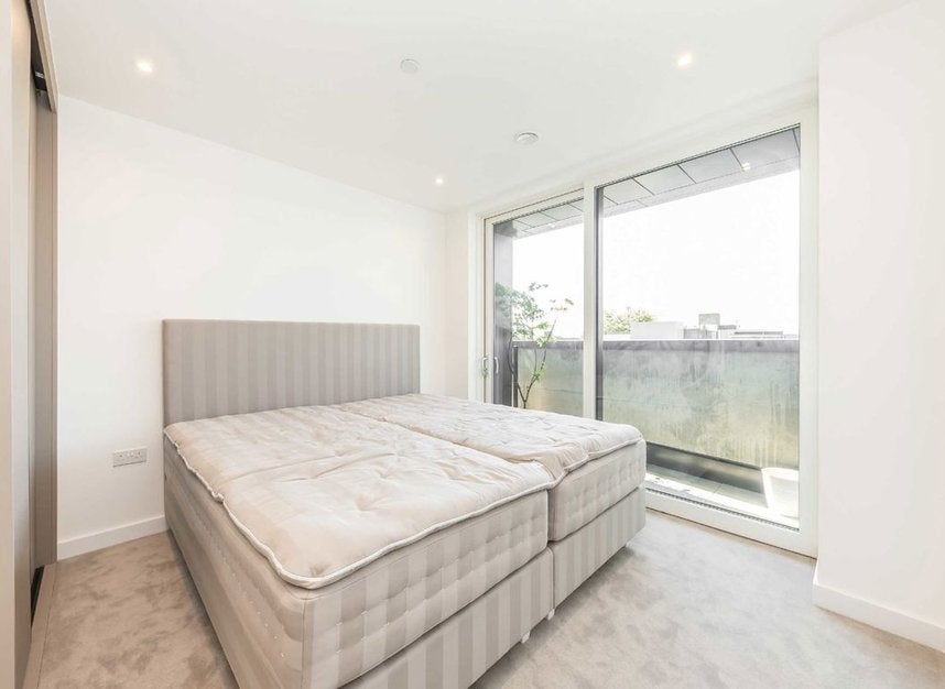 Flat Warburton Road in Greater London