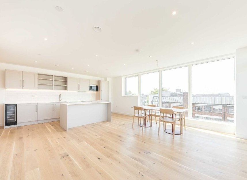 Flat Warburton Road in Greater London