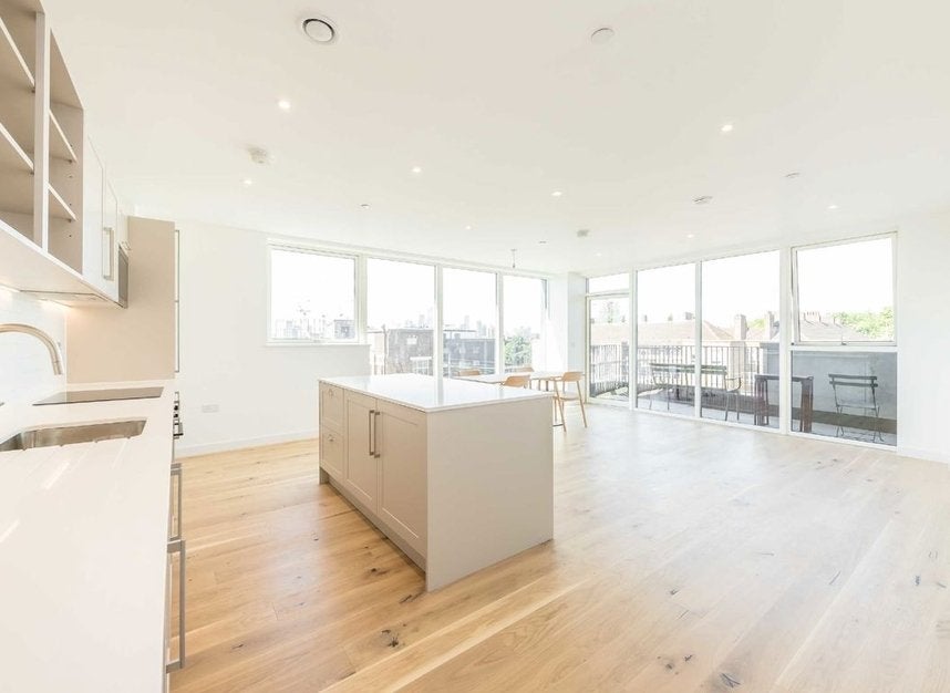 Flat Warburton Road in Greater London