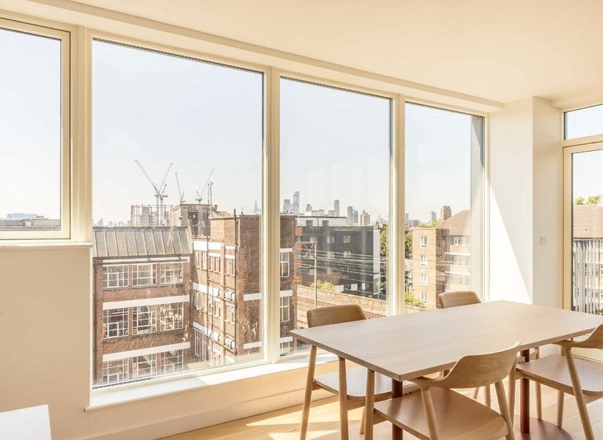 Flat Warburton Road in Greater London