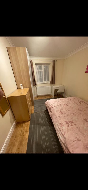 Room Hilary Road in Greater London