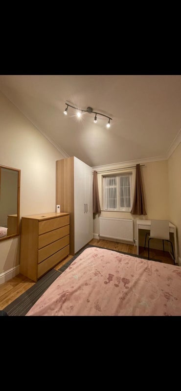 Room Hilary Road in Greater London