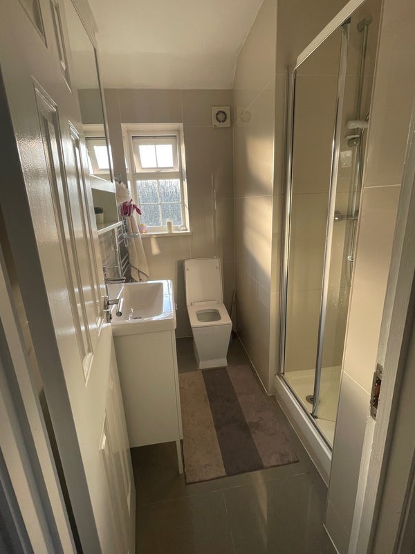 Room Hilary Road in Greater London