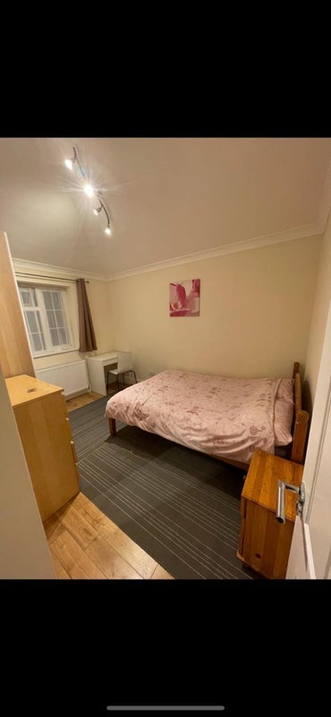 Room Hilary Road in Greater London