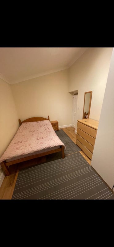 Room Hilary Road in Greater London
