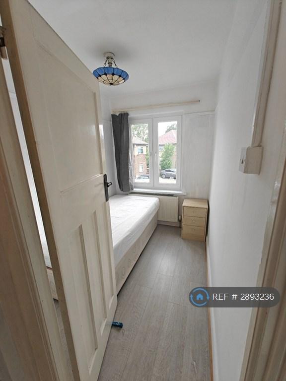 Room Redfern Avenue in Greater London