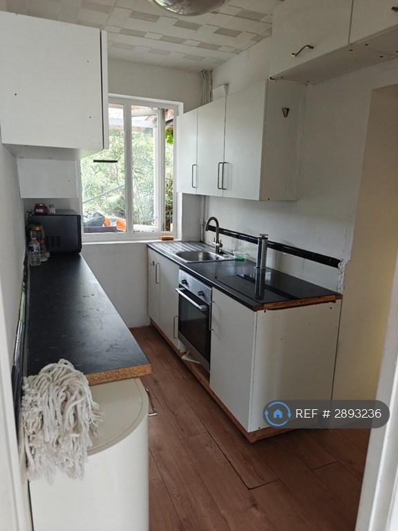 Room Redfern Avenue in Greater London
