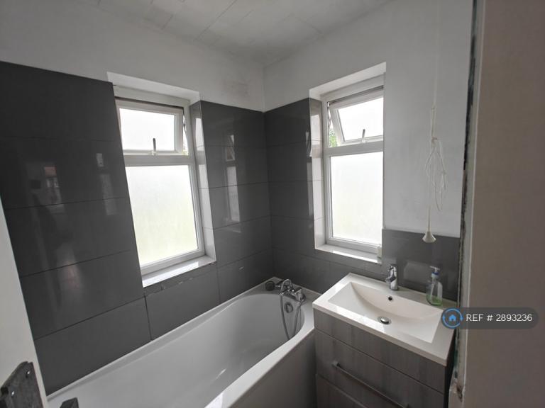 Room Redfern Avenue in Greater London