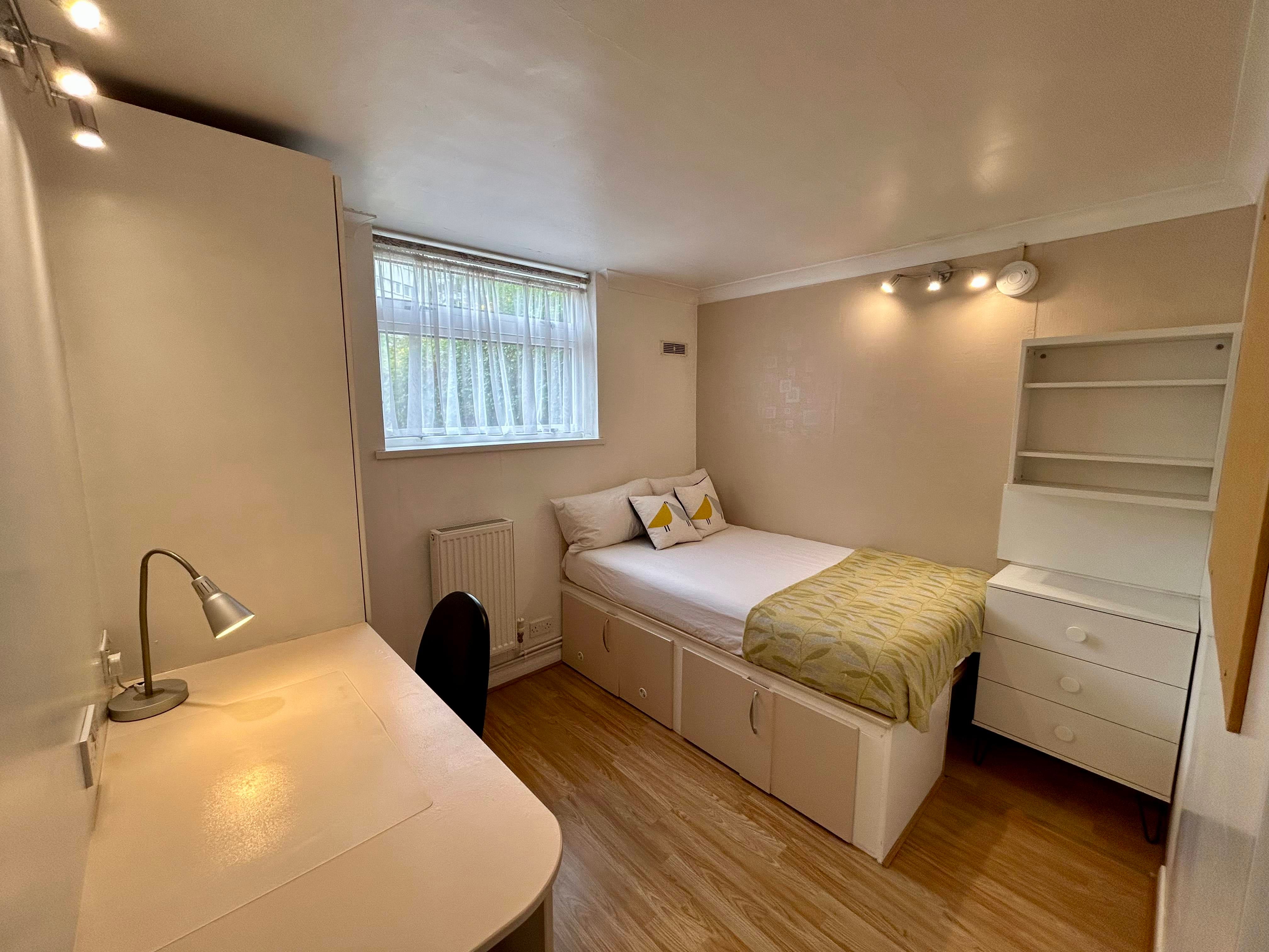 Room Leeson Walk in Birmingham