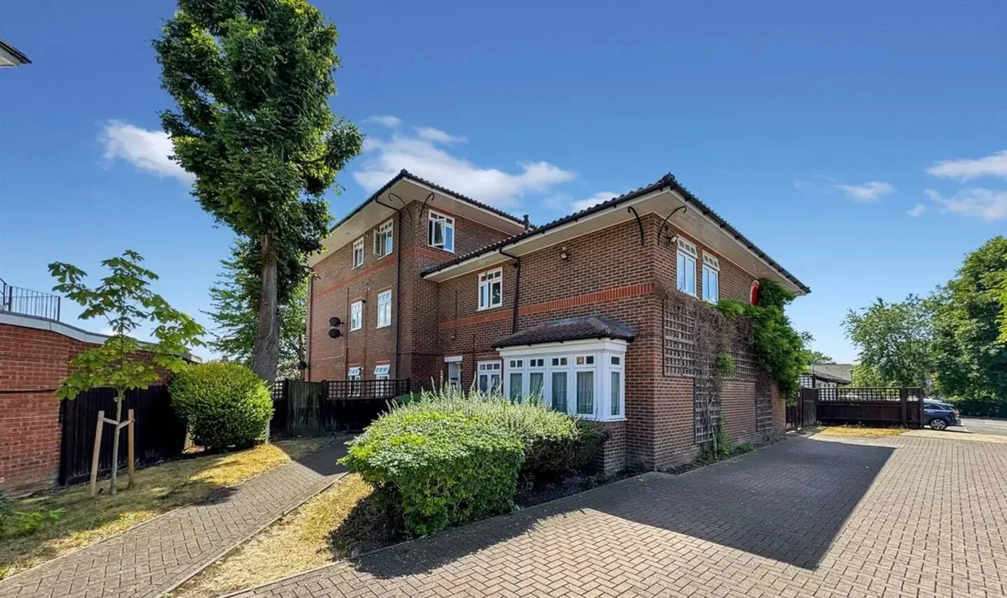 Flat Staines Road in Greater London