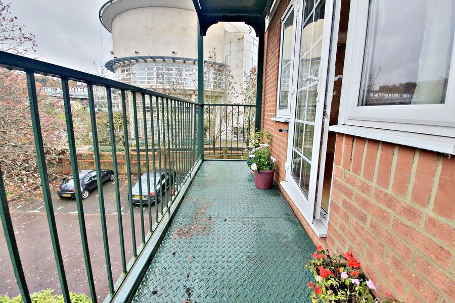 Flat Queen Alexandra Road in High Wycombe