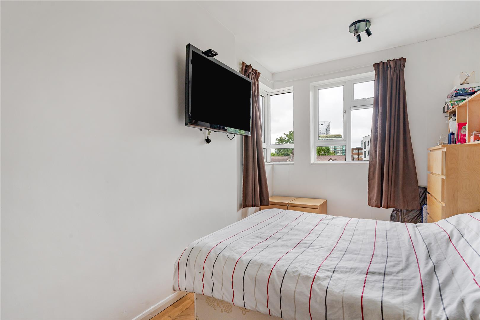 Flat Broughton Road in Greater London