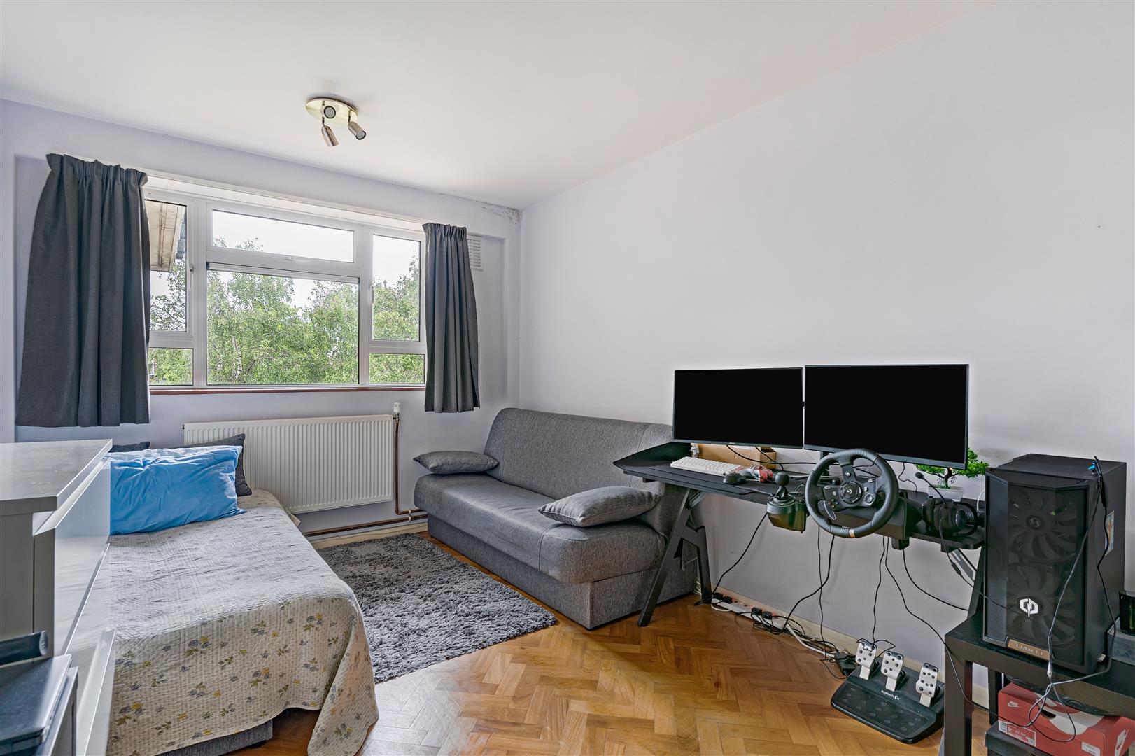 Flat Broughton Road in Greater London