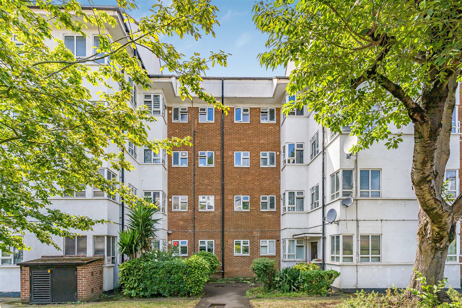 Flat Broughton Road in Greater London